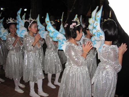 Các[-]thiên[-]thần[-]nhỏ[-]bé[-]xinh[-]đẹp[-]chuẩn[-]bị[-]trong[-]lễ[-]rước[-]chúa[-]hài[-]đồng
